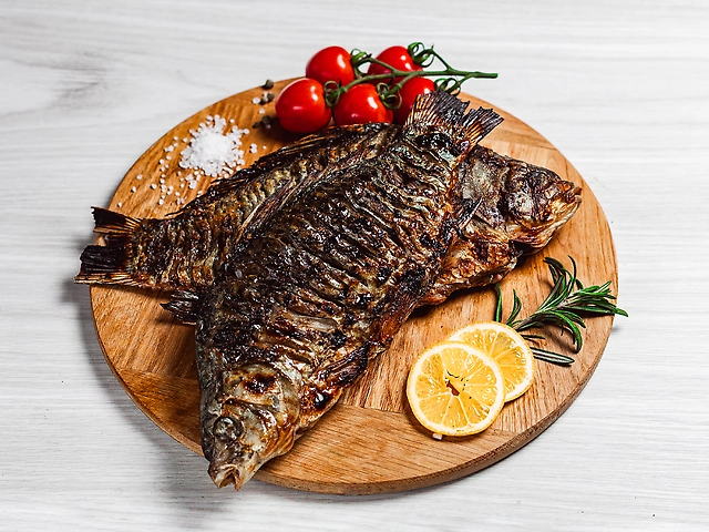 Карась на мангалі