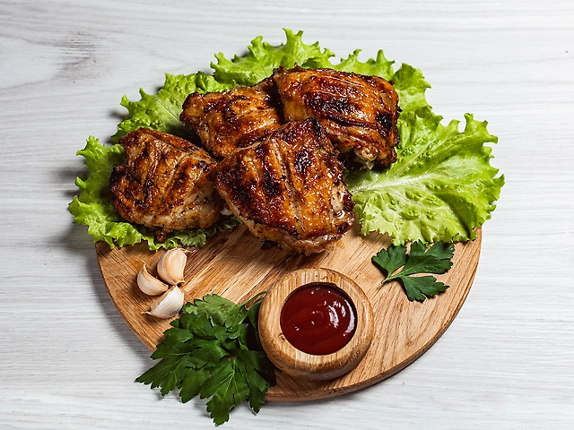 Стегно куряче на мангалі