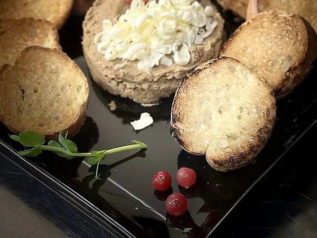 Ніжний паштет із печені ціпля з тостами