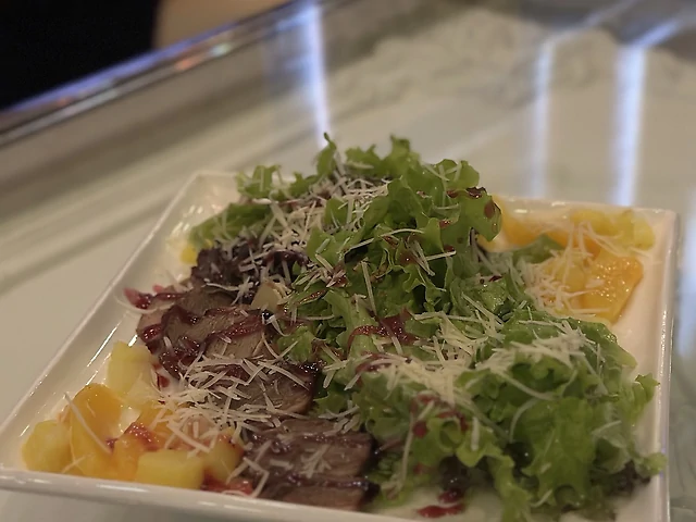 Салат з качиною грудкою