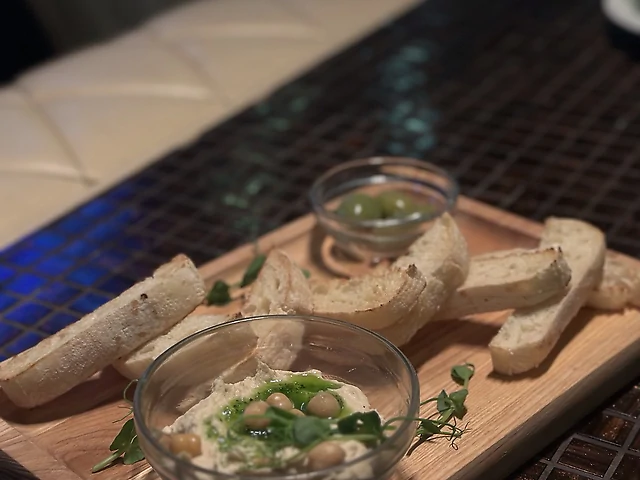 Хумус з тостами