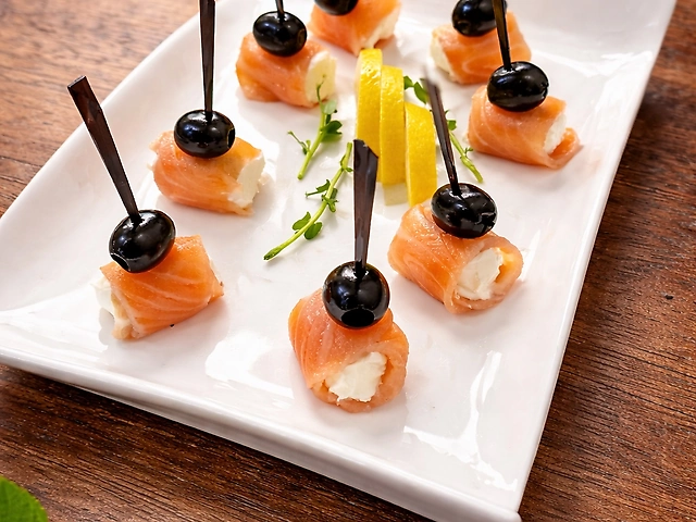 Рулетики з лососем