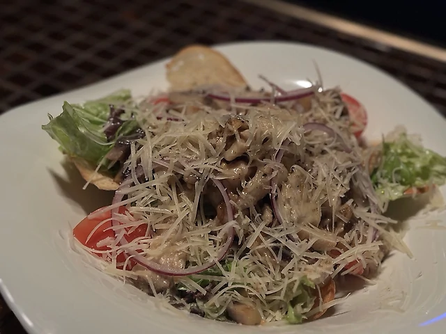 Салат з куркою гриль та печерицями