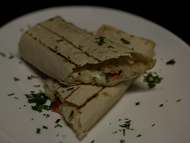 Лаваш з сиром сулугуні та томатами