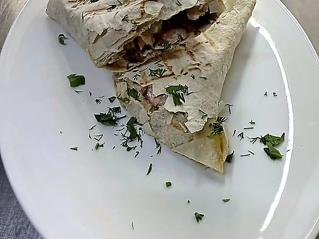 Лаваш з куркою та томатами