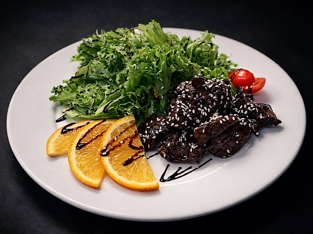 Теплий салат з курячою печінкою