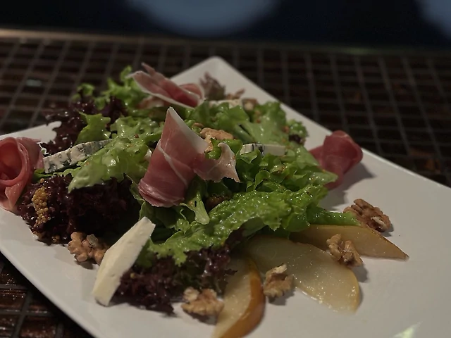 Салат з хамоном, грушею та сиром дор блю