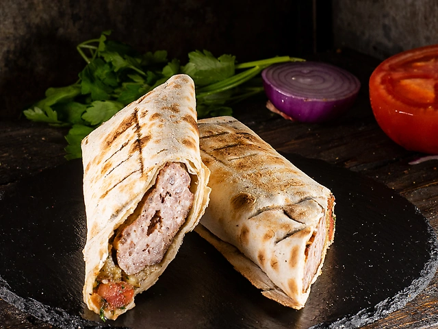 Люля кебаб в лаваші яловичий