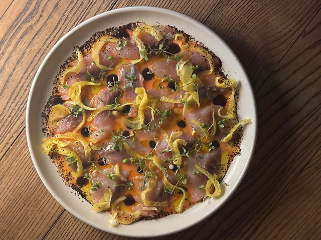 Сашимі з кефалі з ферментованим фенхелем та мандариновим соусом