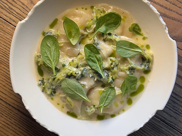 Вареники з солоним сиром та вершковим соусом