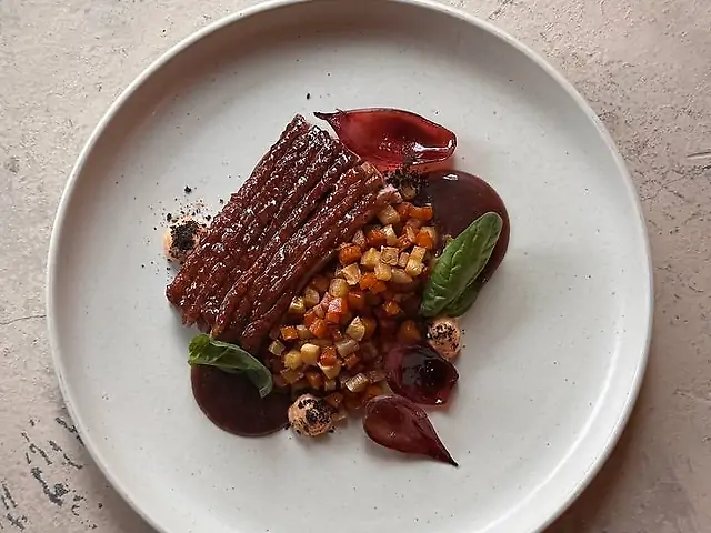 Качине філе з обсмаженим топінамбуром, бататом та картоплею, карамелізоною солодкою цибулею та соусом із кизилу та халапеньо