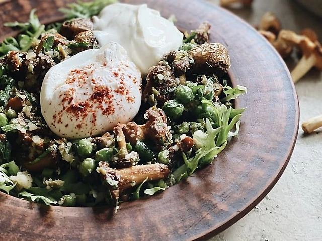 Салат з молодою картоплею та горошком, пятихвилинним яйцем та лисичками