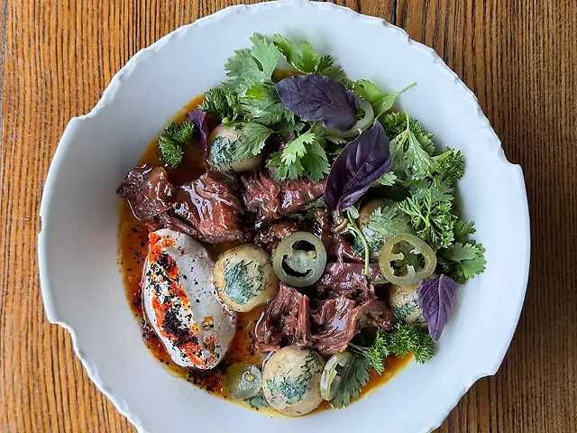 Томлена яловичина з молодою картоплею, та томатним густим соусом