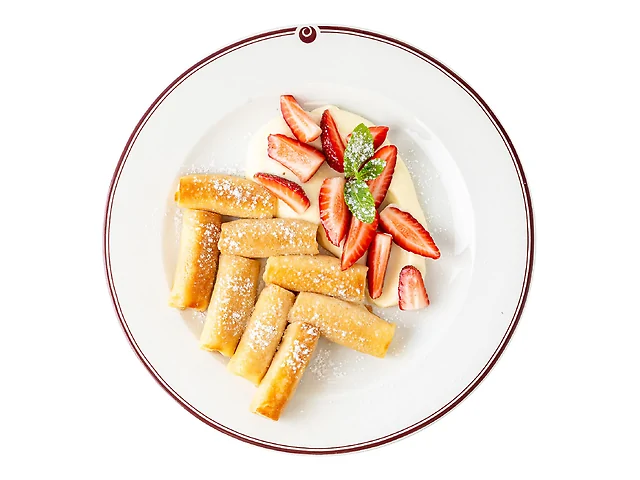 Тонкі млинці з сиром та сезонними ягодами, чай чорний/зелений/фруктовий/трав'яний (доставляемо без води)