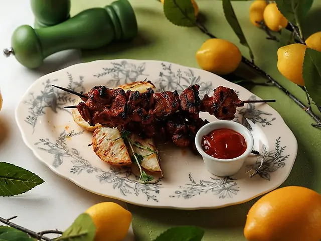 Спієдіні зі свинини з картоплею то соусом BBQ