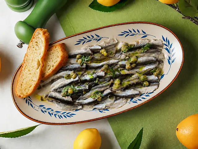 Маринований анчоус з каперсами та фокачею