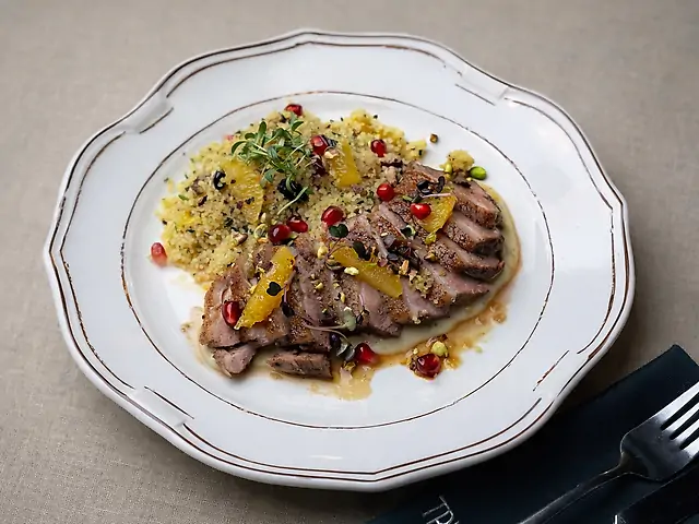 Качине філе з кус-кусом, апельсином та соусом із нуту