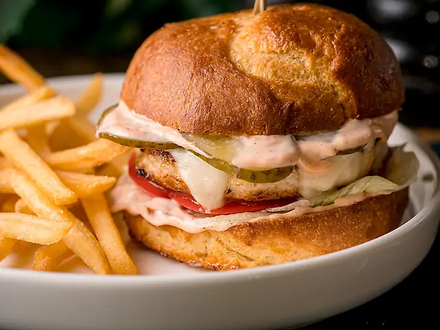 Бургер з індички з картоплею фрі