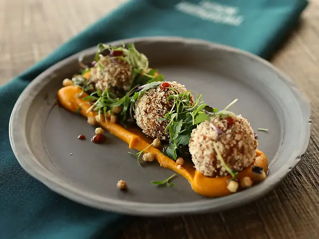 Бол з нуту з морквяним кремом