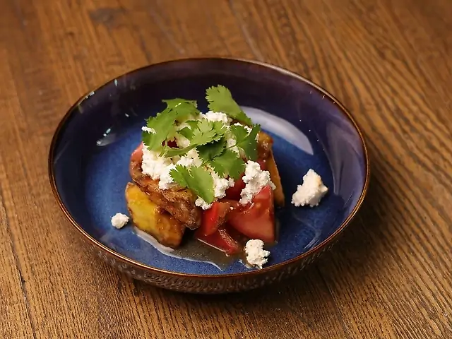 Салат зі смаженим баклажаном та овечою бринзою