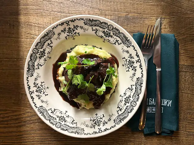 Телячі щоки з картопляним пюре