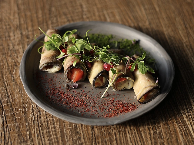 Рулети із баклажану з м'яким сиром