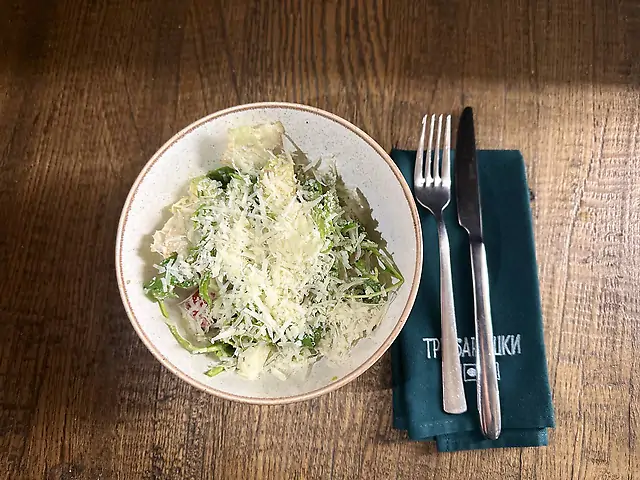 Салат з авокадо, томатами чері, пармезаном та горіхово-трюфельним соусом