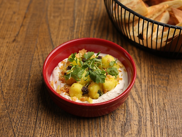 Мезе з козячого сиру з яблучним чатні