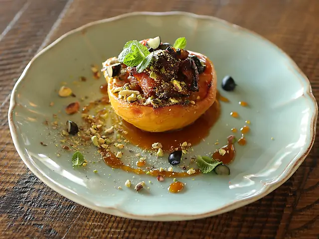 Запечена айва з сухофруктами