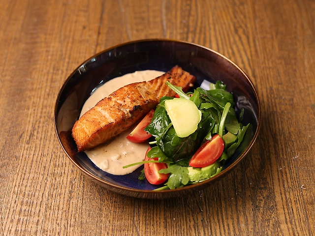 Запечений лосось з перечним соусом та зеленим салатом