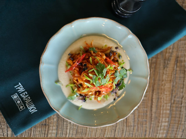 Тушкована капуста з томатами та соусом з нуту