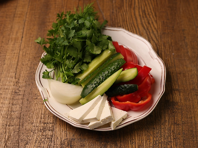 Овочі з ароматною зеленню та бринзою