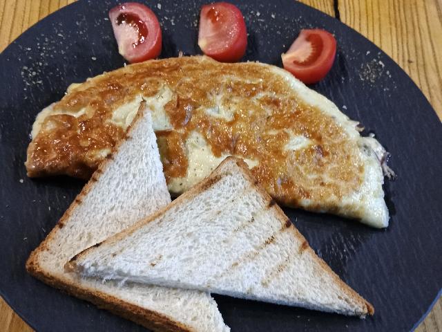 Омлет с копченой курицей и сыром