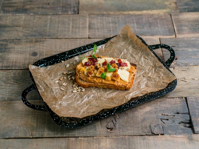 Хелси тост с арахисовой пастой, вяленым инжиром, фиником и клюквой