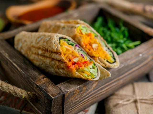 Ролл Нори с рисом, тофу и маринованным имбирем в лаваше