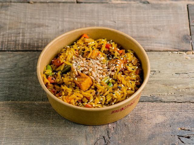Рис с маринованным тофу, овощами и ростками пшеницы