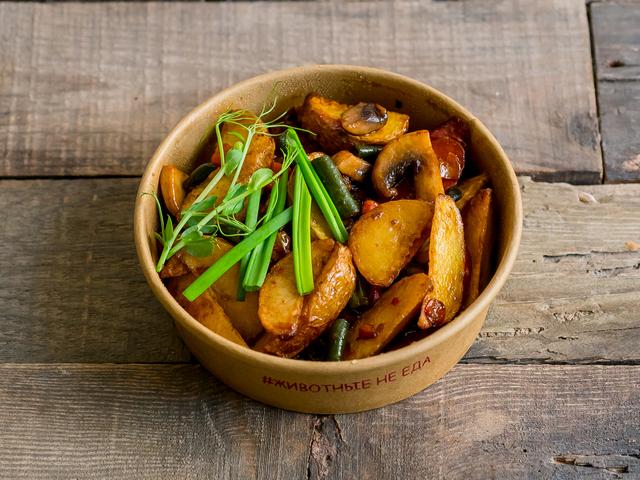 Картофельные дольки с сосисками и соусом свит чили