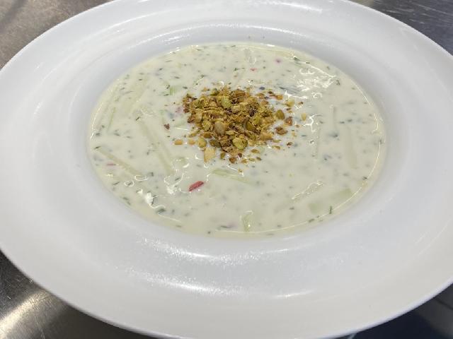 Холодний огірковл-йогуртовий суп