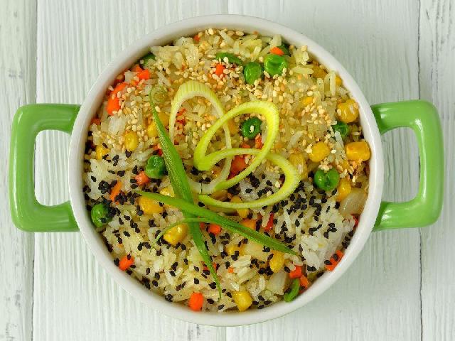 Рис с овощами и кунжутом
