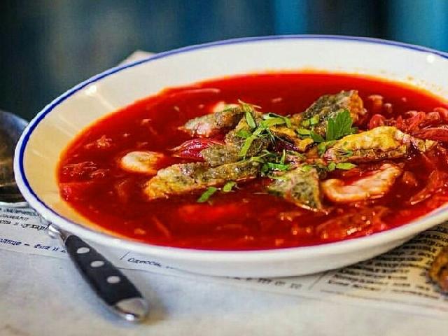 Борщ с фасолью и пирожок с ливером