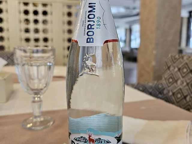 Мінеральна вода скло