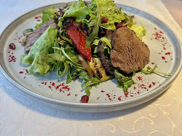 Салат з росбіфом із телятинита овочами на грилі