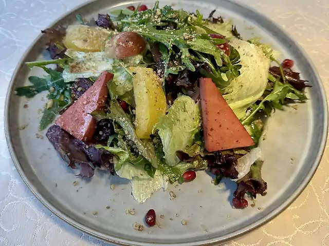 Салат з маринованим сулугуні