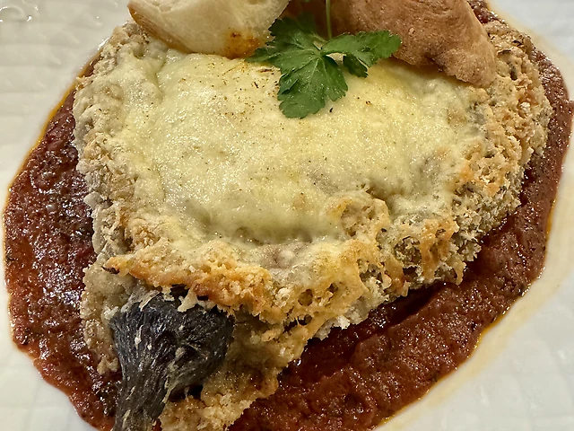 Баклажан запечений в  паніровці з сулугуні та бараниною