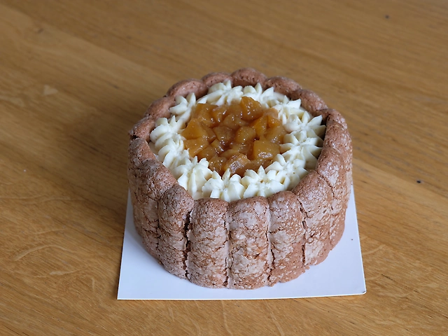 Шарлотт з грушею