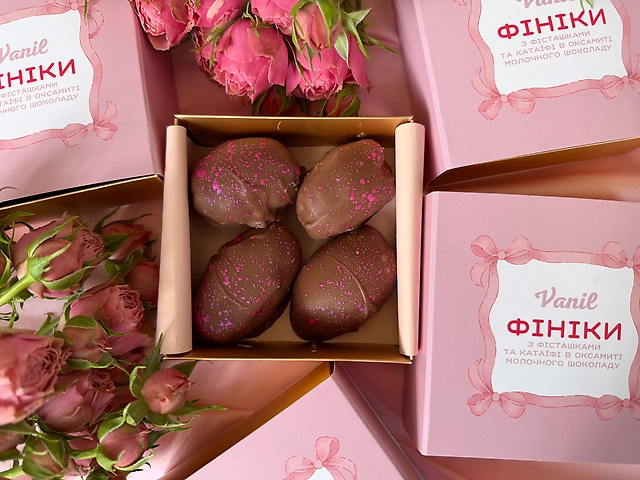 Фініки в шоколаді з фісташкою в коробочці