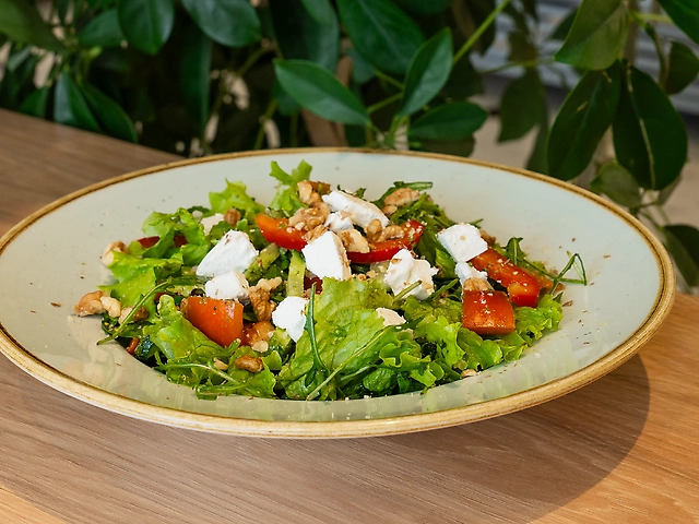 Салат овочевий з песто