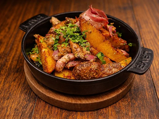 Картопля по-селянськи з білими грибами та крафтовим угорським беконом