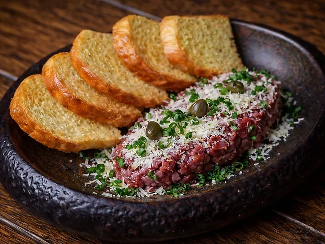 Тартар із телятини з трюфельним айолі, пармезаном та ароматною булочкою бріош