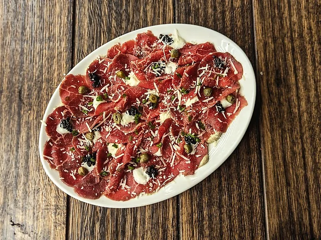 Карпаччо з телятини "Surf&Turf" з грибним Тонато та чорною ікрою.